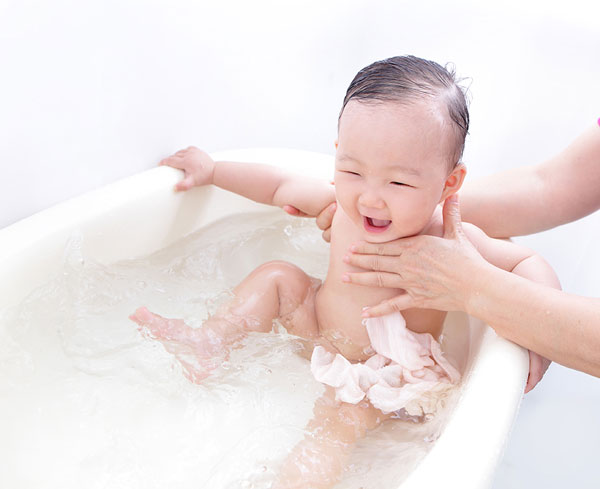 Những lưu ý khi tắm cho trẻ sơ sinh 2 - 2 Những lưu ý khi tắm cho bé