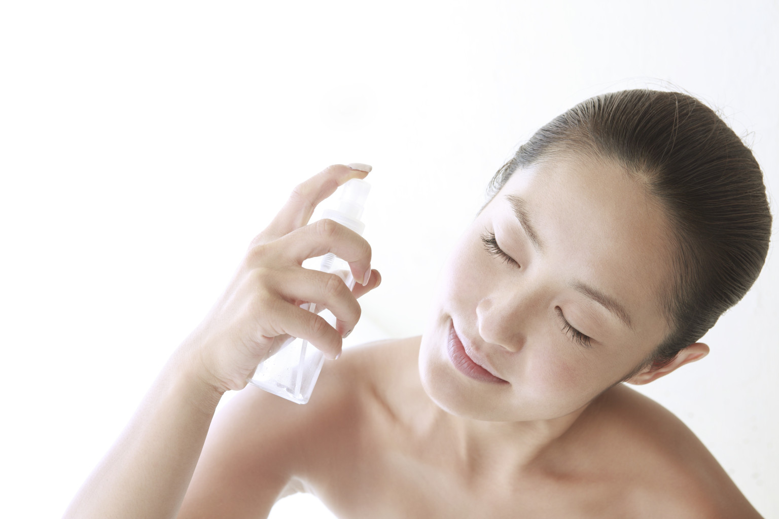 xịt khoáng, dưỡng ẩm, sebamed young woman spraying on face for skin care