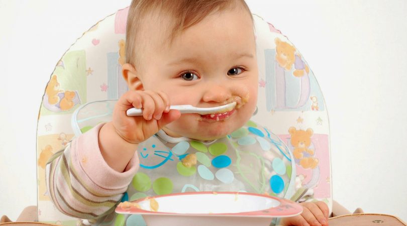 3 KHÔNG! Khi Điều Trị Viêm Da Cơ Địa Ở Trẻ 2 - 4 baby eating khichdi2 810x450 1 - 3 - Sebamed
