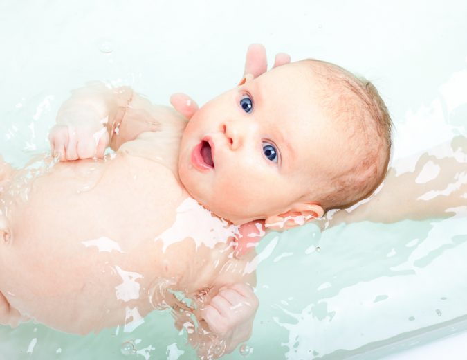 8+ lưu ý khi chăm sóc da bé mùa nắng nóng 2 - 3 ve sinh tam be - 2 - Sebamed