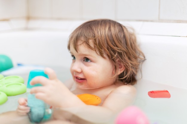 two year kid bathes with toys 1398 669 - 2 - Sebamed