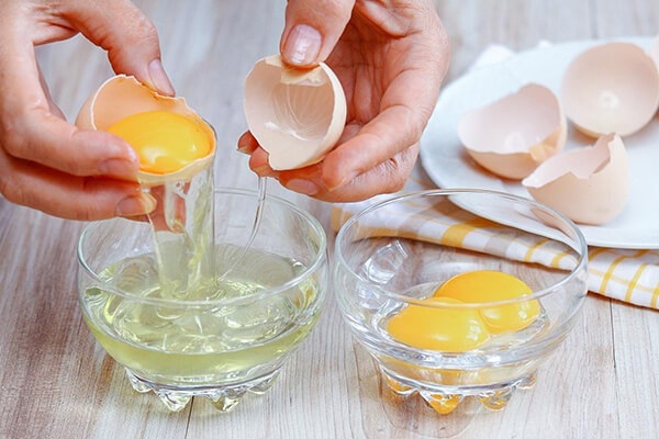 8 Cách trị mụn đầu đen nhanh chóng dễ làm tại nhà 4 - 4 Cách trị mụn đầu đen bằng lòng trắng trứng gà – www.sebamed.com.vn
