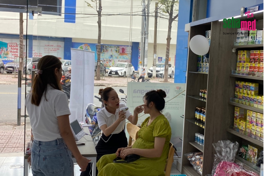 Event Soi Da, Tặng Sample, Training & Tuần Lễ Vàng Sebamed Tại Chuỗi Nhà Thuốc Lớn Bình Dương 5 - 5 Chuyên viên Sebamed đo độ pH da cho khách hàng