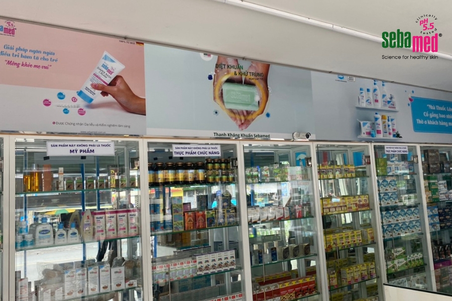 Event Soi Da, Tặng Sample, Training & Tuần Lễ Vàng Sebamed Tại Chuỗi Nhà Thuốc Lớn Bình Dương 7 - 7 Rất nhiều banner được đặt bên trong nhà thuốc lớn Bình Dương