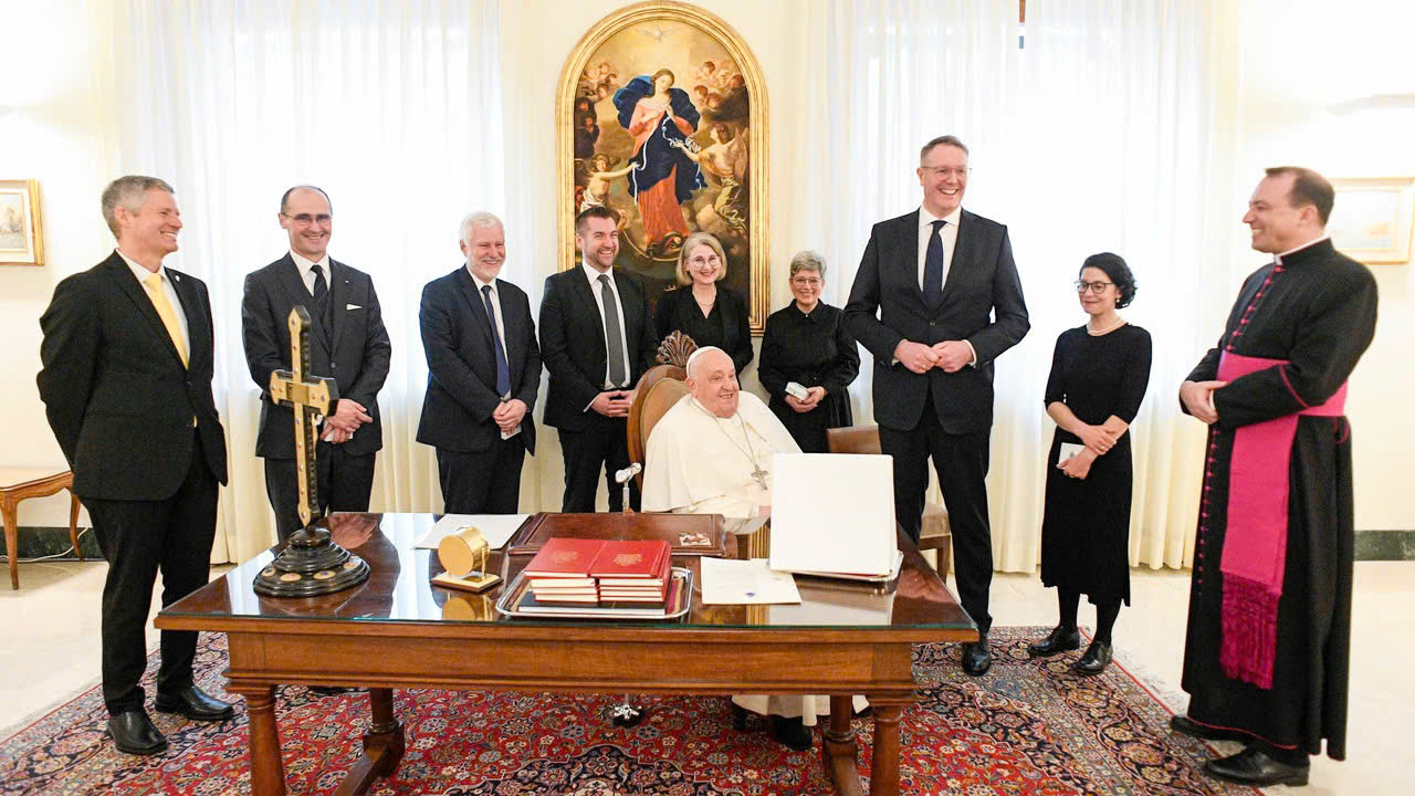 SEBAMED CHUNG TAY LAN TỎA YÊU THƯƠNG: QUYÊN GÓP 8.000 EUR HỖ TRỢ NGƯỜI CÓ HOÀN CẢNH KHÓ KHĂN TẠI VATICAN 1 - 2 z6398735079901 d87031c3dbb2206a2b7c678884ba6672 - 1 - Sebamed